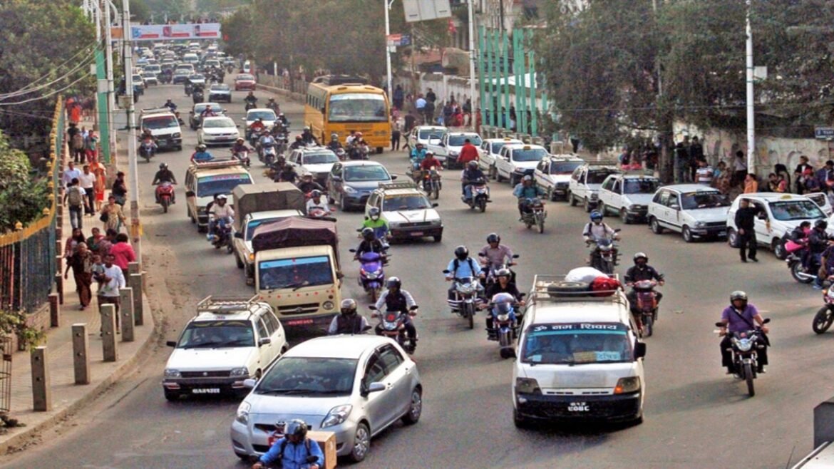 పెట్రోల్ కష్టాలు.. వారానికి 2 రోజులు సెలవులు ప్రకటించిన ప్రభుత్వం | పెట్రోల్ కొరత కారణంగా నేపాల్ ప్రభుత్వ సిబ్బందికి శని, ఆదివారాలు సెలవులు ఇచ్చింది
