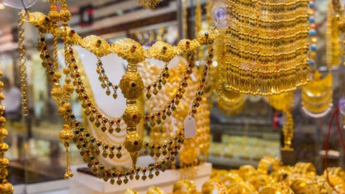 బంగారం ధరలు రివర్స్ గేర్ | యుఎస్-ఇరాన్ కాల్పుల విరమణ కారణంగా గోల్డ్ ఎడ్జెస్ వెస్ట్ ఏషియా టెన్షన్స్ మార్కెట్‌లు పెళుసైన ట్రూస్ మన్నికను చూస్తాయి
