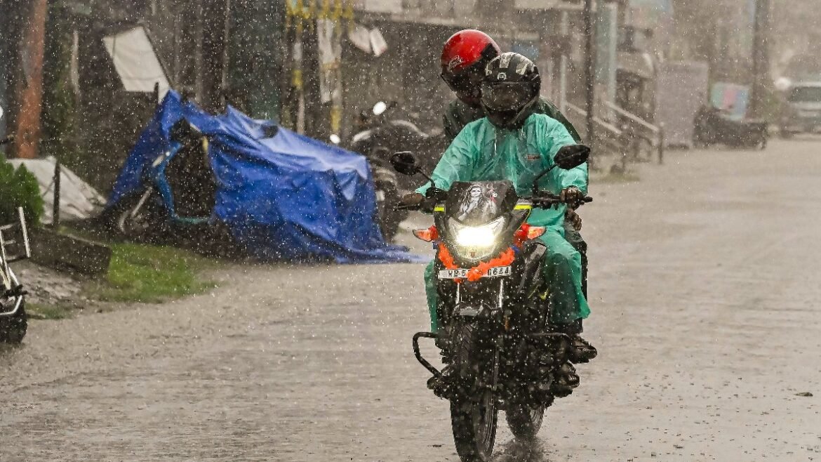 బంగాళాఖాతంపై ఆవర్తనం: ఏపీలోని ఈ జిల్లాల్లో వర్షాలు | APSDMA రాయలసీమ అంతటా పిడుగులు మరియు ఇతర ప్రాంతాలలో ఉరుములతో కూడిన ఈరోజు అంచనా వేసింది
