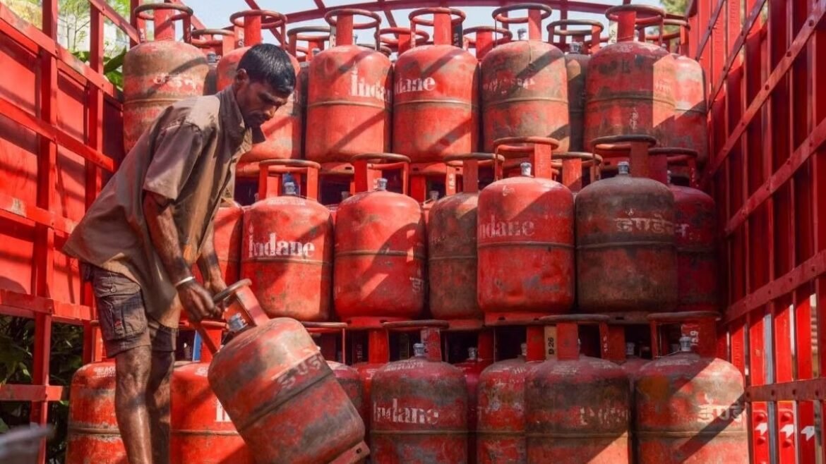 మే 1 నుంచి LPG బుకింగ్స్‌లో భారీ మార్పులు..? కొత్త రూల్స్ ఇవే..! | ఆన్‌లైన్ బుకింగ్‌లు 99% హిట్ కావడంతో దేశవ్యాప్తంగా lpg సరఫరా సాధారణం – వినియోగదారులకు ఇప్పుడు LPG బుకింగ్‌లకు శుభవార్త
