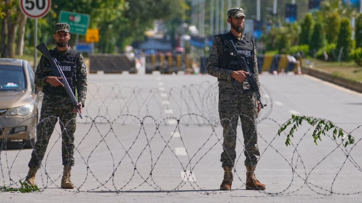 రెడ్ జోన్.. పాకిస్థాన్ లో ఏం జరుగుతోంది? | ఇస్లామాబాద్ టెహ్రాన్ సిగ్నల్స్ సంస్థ ముందస్తు షరతుల మధ్య US చర్చల కోసం ఇరాన్ ప్రతినిధి బృందం దిగింది
