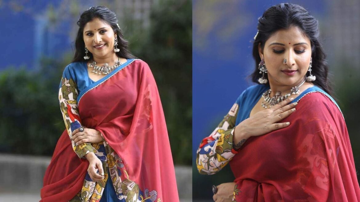 సింగర్ మంగ్లీపై కేసు, రూ 10 కోట్ల మోసం - ప్రాణహానీ ఉందంటూ..!! | మైక్రో ఫైనాన్స్ మోసంలో గాయని మంగ్లీ & ఆమె బోర్డర్‌పై పోలీసులు కేసు నమోదు చేశారు, వివరాలు ఇక్కడ ఉన్నాయి
