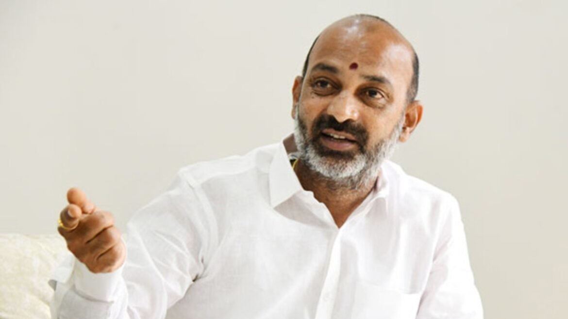 100 రోజుల్లోపే రూ.840 కోట్లు నిధులు.. మాట తప్పలేదన్న బండి సంజయ్ | కేంద్ర మంత్రి బండి సంజయ్ యూసీఎఫ్ కింద కరీంనగర్ అభివృద్ధికి పెద్దపీట వేస్తున్నట్లు ప్రకటించారు
