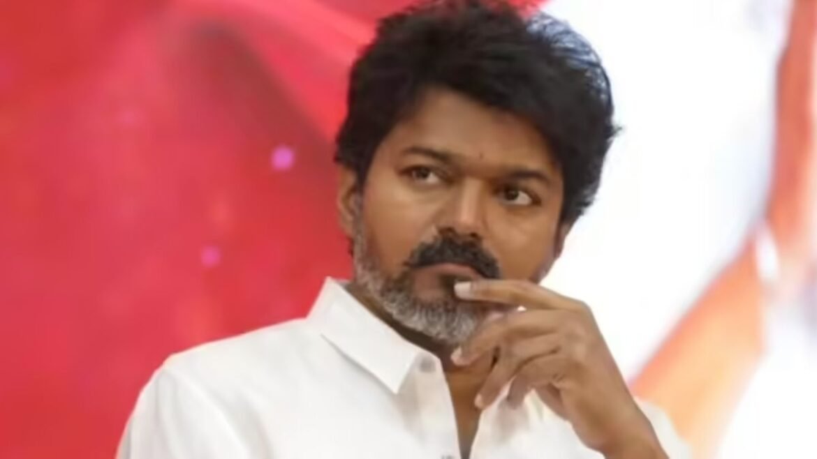 మళ్లీ చిక్కుల్లో పడ్డ విజయ్‌.. అసలు ఆయన ఎందుకు ఉన్నారు ??? | జననేత నిర్మాతను గవర్నర్‌ సమావేశానికి తీసుకెళ్లడంపై టీవీకే పార్టీ అధినేత విజయ్‌ మరోసారి వివాదంలో పడ్డారు

