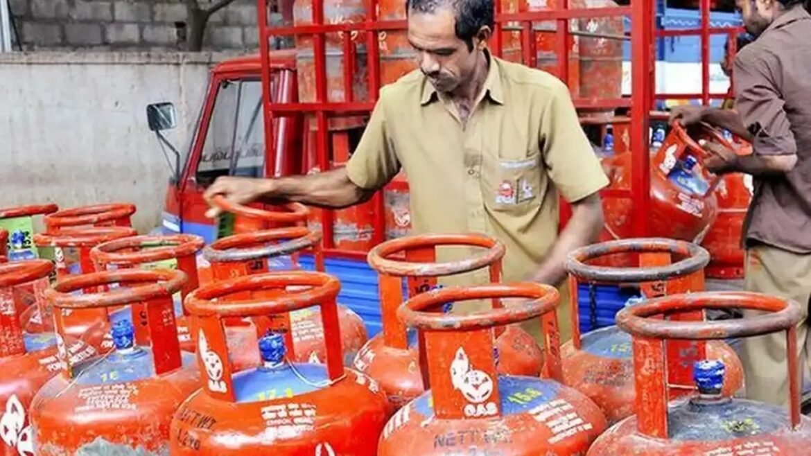 LPG ధరల షాక్: ఒక్కో గ్యాస్ సిలిండర్‌పై చమురు కంపెనీలకు భారీ నష్టం.. సంచలన నిర్ణయం దిశగా..? | ఎల్‌పిజి ధర షాక్‌కు గురైన చమురు కంపెనీలు ప్రతి సిలిండర్‌పై సంచలన నిర్ణయం త్వరలో వెలువడే అవకాశం ఉంది.
