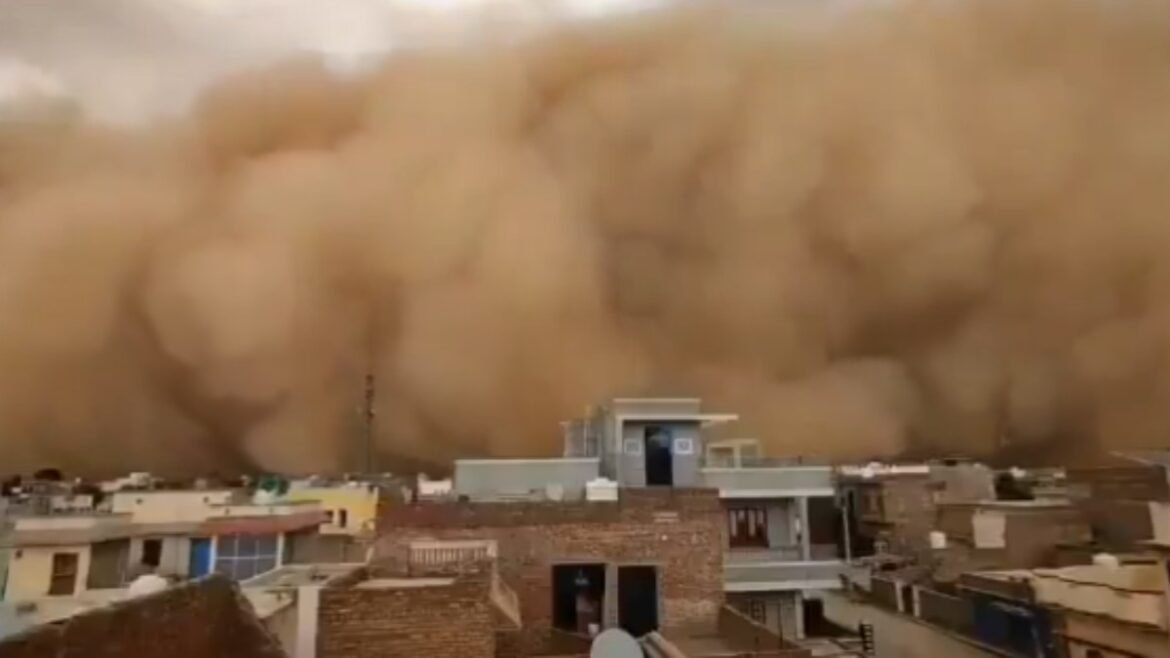 Rajasthan Dust Storm : పగలను రాత్రి చేసేసిన ఇసుక తుఫాన్..! వైరల్ వీడియో..! | రాజస్థాన్ దుమ్ము తుఫాను: బికనీర్ చీకటిలో పడింది - వీడియో వైరల్ అవుతుంది
