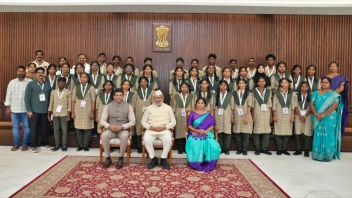 ఉపరాష్ట్రపతిని కలిసిన గుంటూరు జిల్లా విద్యార్థులు (వీడియో) | గుంటూరు ప్రభుత్వ పాఠశాల విద్యార్థులు ఈరోజు వైస్ ప్రెసిడెంట్ సీపీ రాధాకృష్ణన్‌ను ఆయన అధికారిక నివాసంలో కలిశారు
