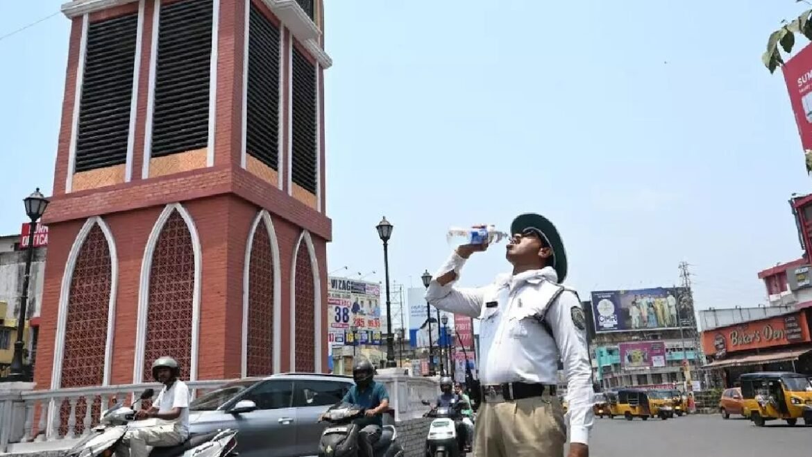 ఏపీలోని "ట్రాఫిక్" పోలీసులకు గుడ్ న్యూస్..స్పెషల్ కేర్ !! | అధిక ఉష్ణోగ్రతల కారణంగా ట్రాఫిక్ పోలీసులకు ప్రత్యేక కిట్‌ను అందజేసి ఆంధ్రప్రదేశ్ పోలీసు శాఖ ఆదుకుంది
