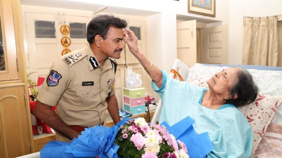 తల్లి కోరిక నెరవేర్చిన తెలంగాణ డీజీపీ సీవీ ఆనంద్-ఎమోషనల్ ట్వీట్..! | తెలంగాణ డిజిపి సివి ఆనంద్ అనారోగ్యంతో ఉన్న తల్లి యొక్క ప్రతిష్టాత్మకమైన కోరికను నెరవేర్చారు — ఆమె కొడుకు ఉన్నత స్థాయికి చేరేలా చూడాలని
