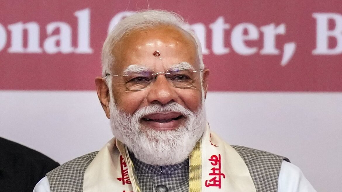 ప్రధాని మోదీ అతిపెద్ద నిర్ణయం- కాన్వాయ్ లో కోత? | ఇంధన పొదుపు తప్పనిసరి భద్రత కోసం కాన్వాయ్ పరిమాణాన్ని 50 శాతం తగ్గించేందుకు ప్రధాని మోదీ ఆదేశాలు జారీ చేసినట్లు సమాచారం.
