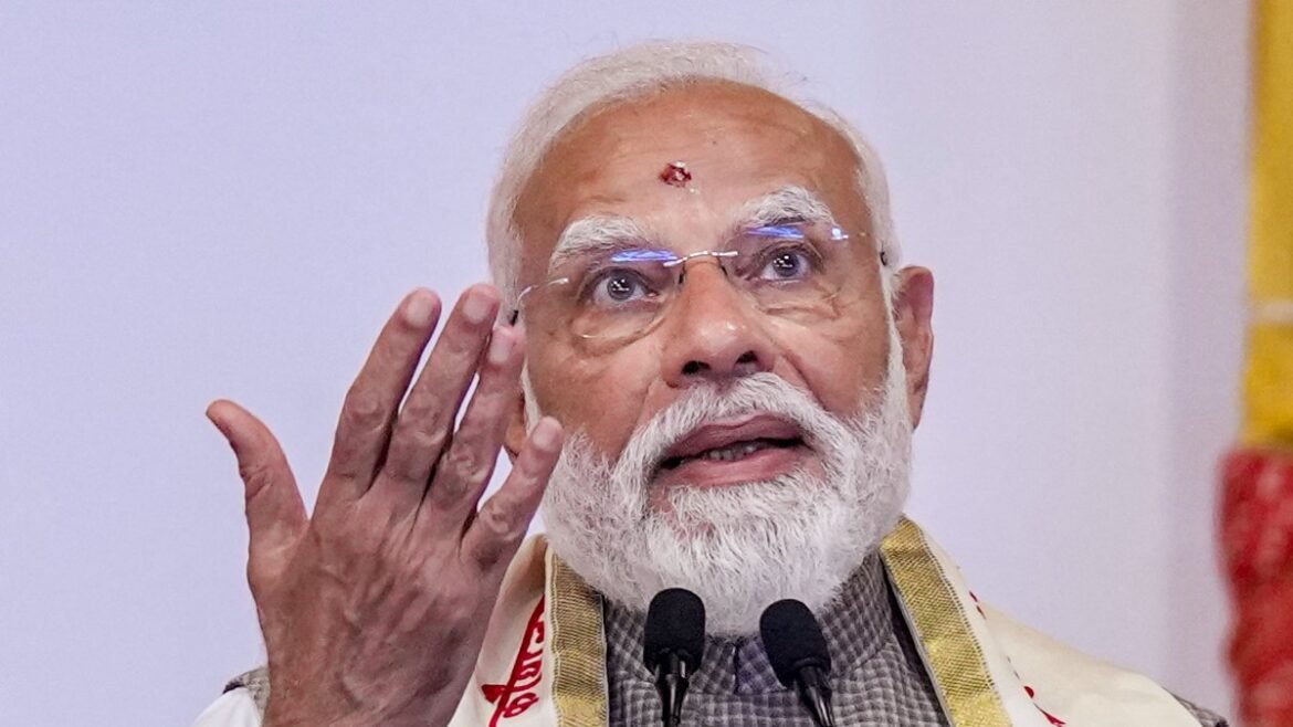 బెంగళూరులో ప్రధాని మోదీ వెళ్లే రూట్‌లో భారీగా పేలుడు పదార్థాలు | బెంగళూరులో ప్రధాని మోదీ ప్రయాణించే మార్గానికి సమీపంలో జిలాటిన్ స్టిక్స్ కనిపించడంతో భారీ భద్రతా హెచ్చరికలు జారీ అయ్యాయి
