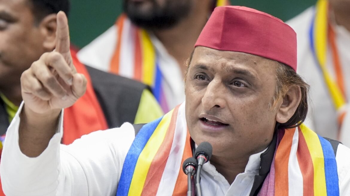 బెంగాల్‌లో ఏం జరగబోతోంది?: అఖిలేష్ యాదవ్ జోస్యం! | అఖిలేష్ యాదవ్ బెంగాల్‌లో మమత గెలుపొందారని అంచనా వేశారు, మొబైల్ హెచ్చరికల ద్వారా EVM హ్యాకింగ్‌పై సందేహాలను లేవనెత్తారు
