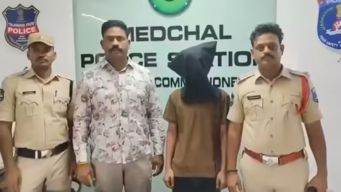 మేడ్చల్‌లో బయటపడ్డ ఉగ్రలింకులు.. పాక్ ముఠాకు మంత్రుల వివరాలు చేరవేత! | తెలంగాణకు టెర్రర్ లింకులు.. పాకిస్థాన్‌తో ఉగ్ర సంబంధాలు కలిగి ఉన్న 22 ఏళ్ల హోటల్ వెయిటర్‌ను మేడ్చల్ పోలీసులు అరెస్ట్ చేశారు.
