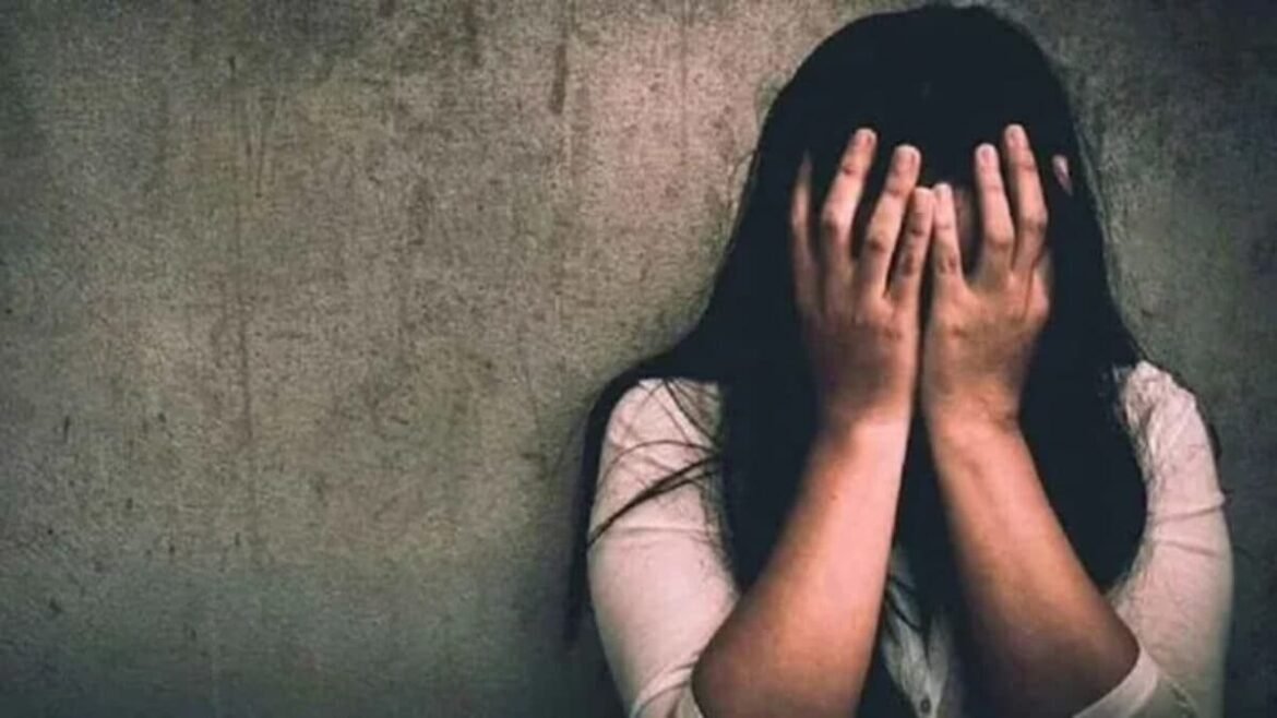 షాకింగ్: మద్యం తాగించి బీటెక్ విద్యార్థినిపై క్లాస్ మేట్ అత్యాచారం | ఇబ్రహీంపట్నం: హైదరాబాద్ ఇబ్రహీంపట్నంలో హారర్ బీటెక్ విద్యార్థినిపై మత్తుమందు ఇచ్చి అత్యాచారం చేశాడు.
