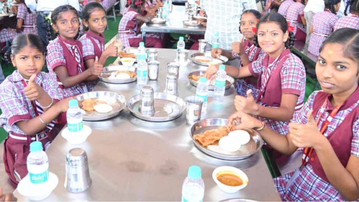 ఈ నెల 15 నుండి పాఠశాలలు, కళాశాలల విద్యార్థుల పండుగే! | తెలంగాణ ప్రభుత్వం 1269 పాఠశాలలు, 33 ఇంటర్ కాలేజీల్లోని విద్యార్థుల కోసం అల్పహారం పథకాన్ని ప్రారంభించనుంది.
