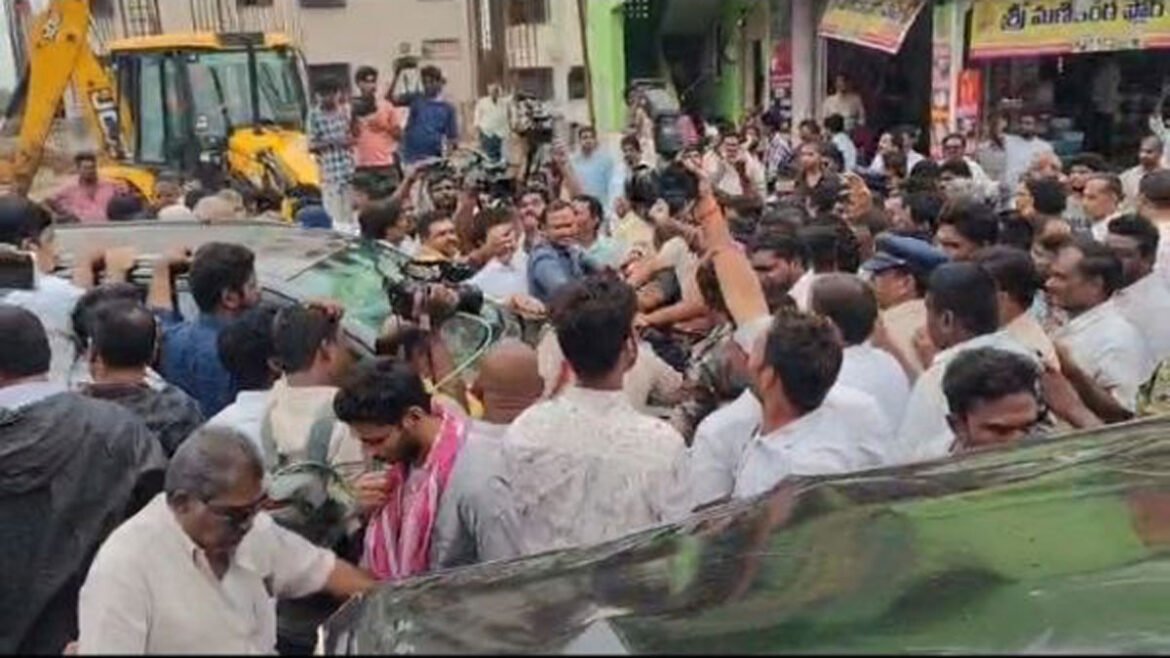 ఉండవల్లిలో వైసీపీ నేతలపై కోడిగుడ్లతో దాడి, రాళ్ల దాడిలో కార్లు ధ్వంసం..!! | తాడేపల్లిలో వైఎస్సార్‌సీపీ సీఆర్‌డీఏ కమిటీ సభ్యులపై టీడీపీ మద్దతుదారుల దాడి, ఉద్రిక్తత నెలకొంది.
