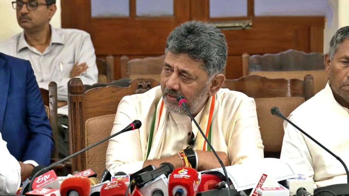 తొలి కేబినెట్ మీటింగ్ లో సీఎం డీకే శివకుమార్ సంచలన నిర్ణయాలు.. | dkshivakumar తన తొలి కేబినెట్ మీటింగ్‌లోనే కొత్త సంచలన నిర్ణయాలు తీసుకున్న కర్ణాటక సీఎం!

