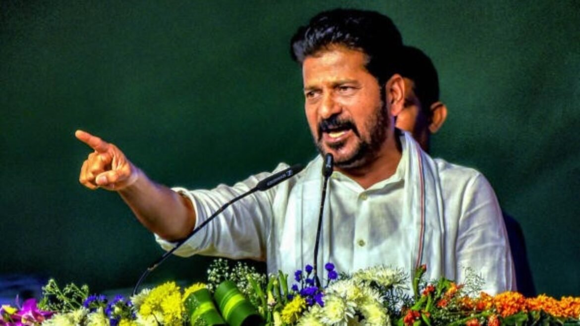 నేను గుంపు మేస్త్రీనే.. మరోమారు క్లారిటీ ఇచ్చిన రేవంత్.. వైరల్ వీడియో! | బీఆర్ఎస్, విపక్ష నేతల గుంపు మేస్త్రీ వ్యాఖ్యలపై తెలంగాణ సీఎం రేవంత్ రెడ్డి తీవ్రంగా స్పందించారు
