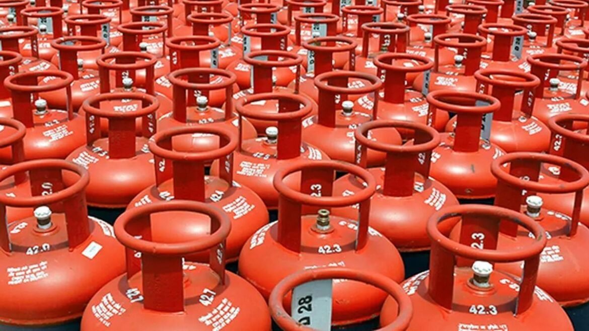 పాకిస్థాన్, బంగ్లాదేశ్, శ్రీలంక లో LPG సిలిండర్ ధరలు తెలిస్తే షాక్ అవుతారు..? | భారతదేశంలో lpg సిలిండర్ ధరలు పెరుగుతాయి: పాకిస్తాన్, బంగ్లాదేశ్ & శ్రీలంకలో ప్రస్తుత ధరలు ఏమిటి?
