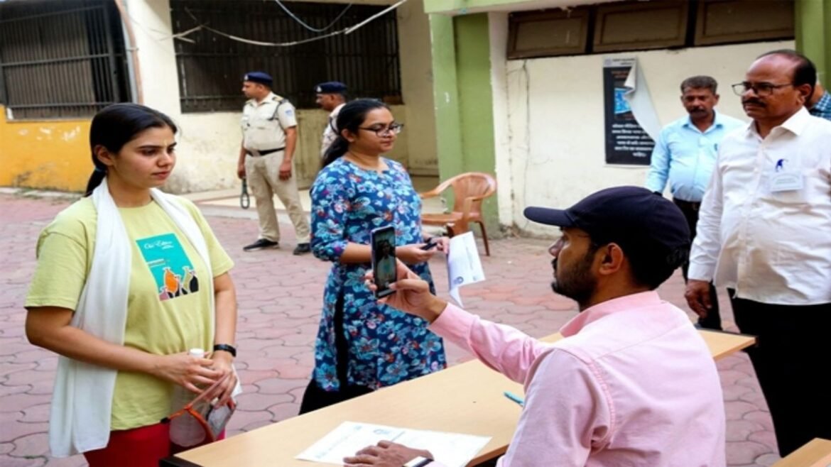 పేపర్ లీకుల వేళ UPSC సంచలన నిర్ణయం.. అభ్యర్థులకు ఫేస్ అథెంటికేషన్ తప్పనిసరి.. | అప్‌ఎస్‌సి పేపర్ లీక్‌లను అరికట్టడానికి ఫేస్ అథెంటికేషన్‌ను ప్రవేశపెట్టింది, అభ్యర్థులందరికీ యుపిఎస్‌సి ఫేస్ స్కాన్ తప్పనిసరి
