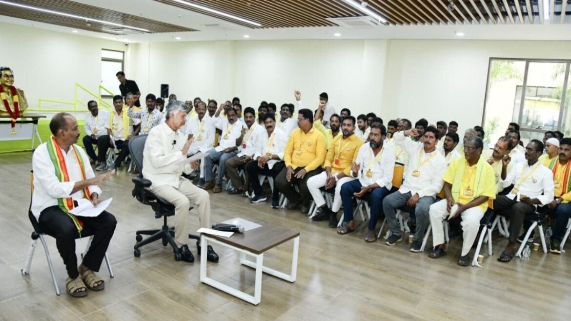 వాళ్లను వదిలించుకుంటా - తేల్చి చెప్పిన చంద్రబాబు..!! | సంస్థాగత నిర్మాణాన్ని పటిష్టం చేయడంపై దృష్టి సారించిన టీడీపీ అధినేత చంద్రబాబు క్లస్టర్‌ ఇన్‌ఛార్జ్‌లతో చర్చలు జరిపారు
