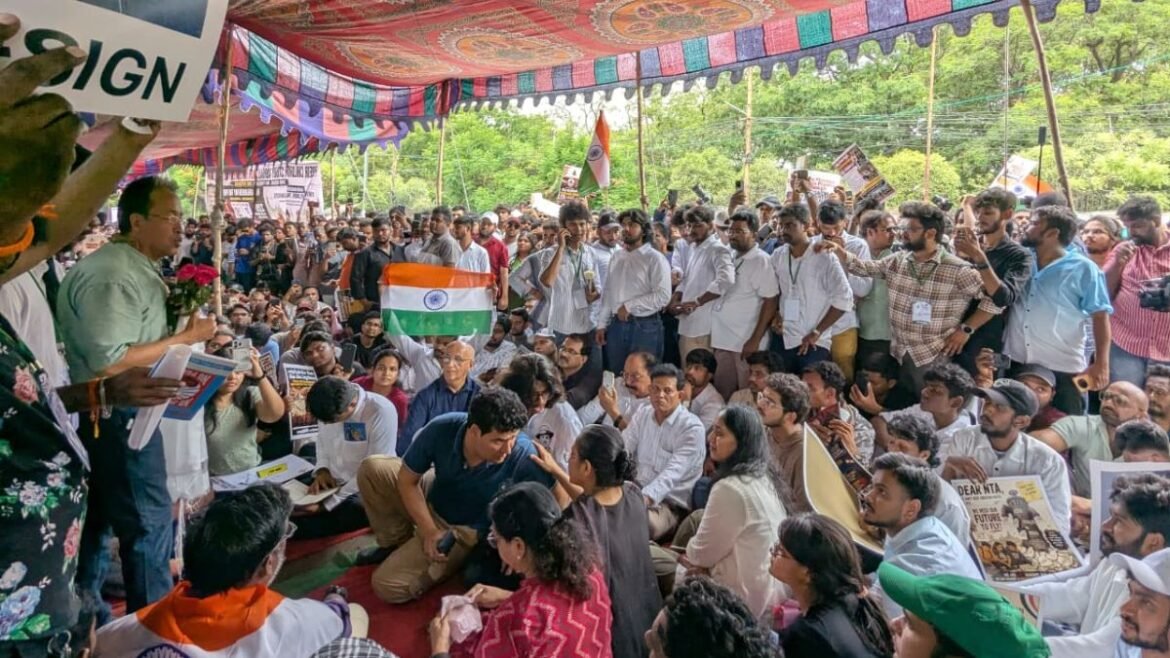 హైదరాబాద్‌లో కాక్రోచ్ విశ్వరూపం..! సోనమ్ వాంగ్‌చుక్ గర్జన | ధర్మేంద్ర ప్రధాన్‌ రాజీనామా చేయాలంటూ హైదరాబాద్‌లో బొద్దింక జనతా పార్టీ భారీ నిరసన చేపట్టింది.
