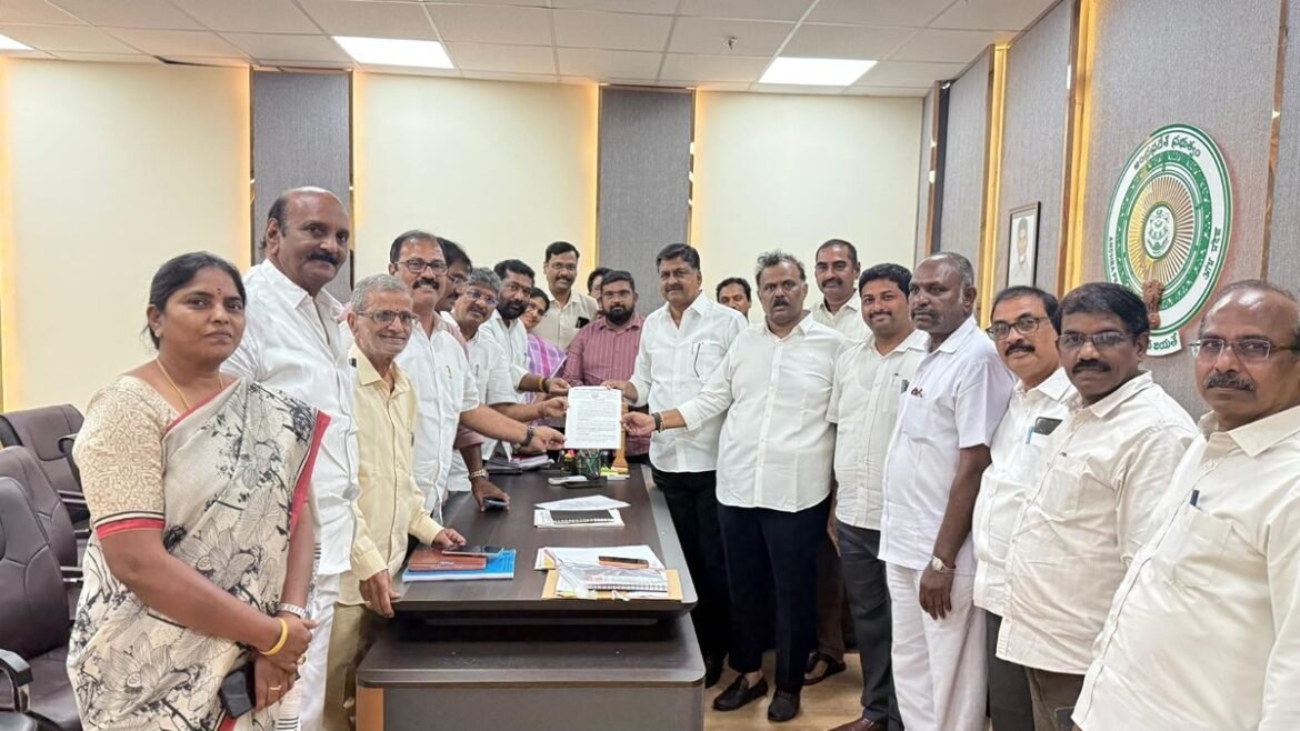 AP Govt: ఏపీ ఉద్యోగులకు సర్కార్ గుడ్ న్యూస్- రేపు కీలక భేటీకి పిలుపు..! | పెండింగ్ బకాయిలు మరియు ఇతర సమస్యలపై ఉద్యోగుల సంఘాలతో కీలక సమావేశాన్ని నిర్వహించనున్న AP ప్రభుత్వం
