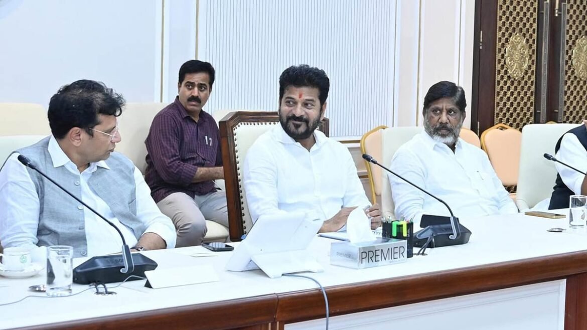 కేబినెట్ భేటీ: రైతులకు తీపి కబురు, ఖాతాల్లో ఎకరానికి రూ.5 వేలు..!! | రైతుల సమస్యలు, భరోసా అమలులో మార్పులపై తెలంగాణ కేబినెట్ ఆమోదం తెలిపింది
