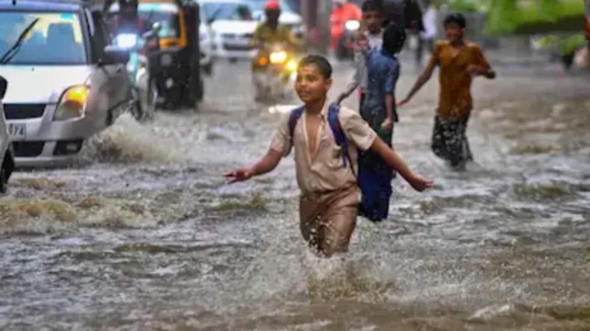 పాఠశాలలు మూసివేసిన వార్తలు: విద్యార్థులకు గుడ్ న్యూస్.. రేపు స్కూళ్లకు సెలవు.. | స్కూళ్లు ఢిల్లీలో కురుస్తున్న వర్షాల కారణంగా నగరంలో పాఠశాలలకు రేపు సెలవు ప్రకటించే అవకాశం ఉంది.
