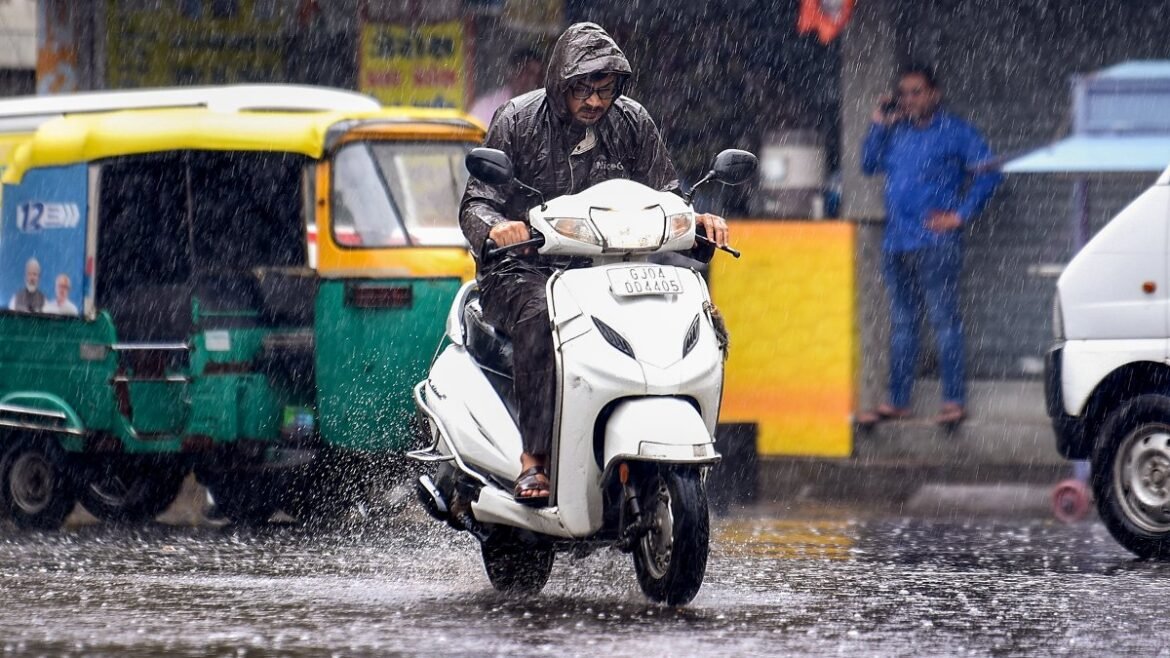 బంగాళాఖాతంలో అల్పపీడనం- ఏపీలో ఈ జిల్లాల్లో భారీ వర్షాలకు ఛాన్స్ | బంగాళాఖాతంలో అల్పపీడనం ఏర్పడి ఉత్తర ఆంధ్ర, ఒడిశా మరియు WBకి భారీ వర్ష సూచన
