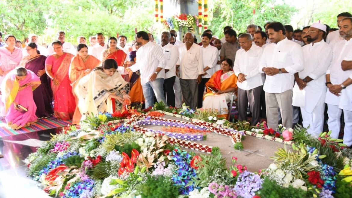 విజయమ్మతో కలిసి వైఎస్సార్ కు జగన్ నివాళి..!! | ఇడుపులపాయలోని వైఎస్ఆర్ ఘాట్ వద్ద తన తండ్రి దివంగత వైఎస్ రాజశేఖరరెడ్డికి తల్లి విజయమ్మతో కలిసి వైఎస్ జగన్ నివాళులర్పించారు.
