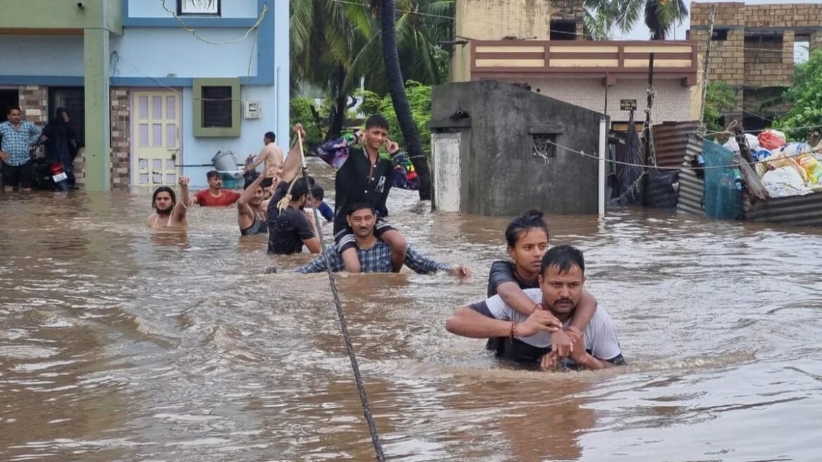 వైరల్ వీడియో: వరద ఉగ్రరూపం దాల్చింది.. 200 ఏళ్ల రికార్డు బద్దలు | భారీ వర్షాలు మరియు వరదలతో అస్తవ్యస్తంగా ఉన్న గుజరాత్ సూరత్: కమ్రెజ్ గుజరాత్‌లో 403 మి.మీ భారీ వర్షాలు
