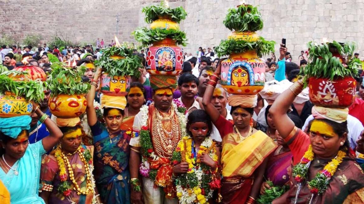 హైదరాబాద్‌లో బోనాల సందడి - ముహూర్తం, షెడ్యూల్..!! | తెలంగాణలో జూలై 16 నుంచి ఆగస్టు 13 వరకు బోనాలు ఉత్సవాలు: మంత్రి కొండా సురేఖ
